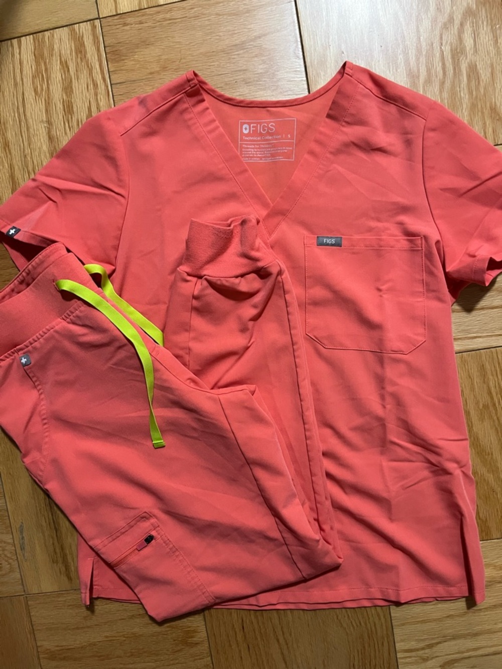 FIGS Coral Pink Scrub Set - Like New; Size Women’s Small